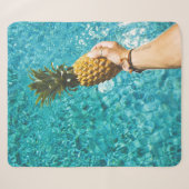 Person holding yellow pineapple sherpadecke (Vorderseite (Horizontal))