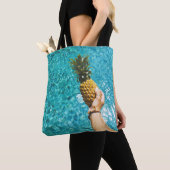 Person holding yellow pineapple tasche (Von Nahem)