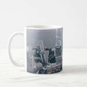 PERSON IM GEBÄUDE KAFFEETASSE