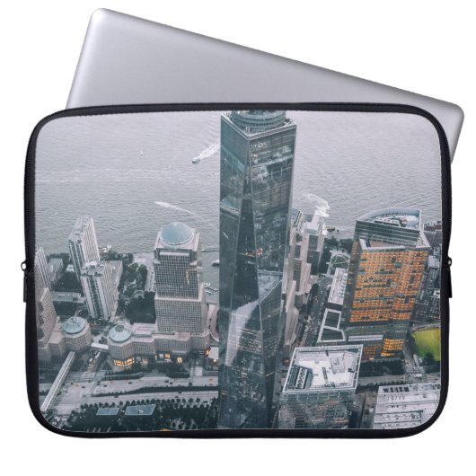 PERSON IM GEBÄUDE LAPTOPSCHUTZHÜLLE (Vorderseite)