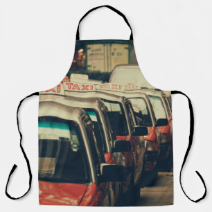 PERSON IN DER NÄHE EINES GEPARKTEN TAXIS AM TAG SCHÜRZE