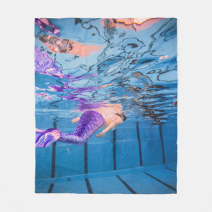 Person in lila Hosen auf blauer Hängematte Fleecedecke