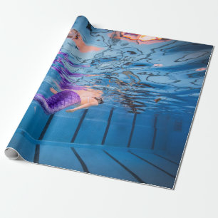 Person in lila Hosen auf blauer Hängematte Geschenkpapier