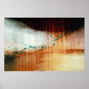 Person in schwarzen Flip Flops stehend auf braunem Poster