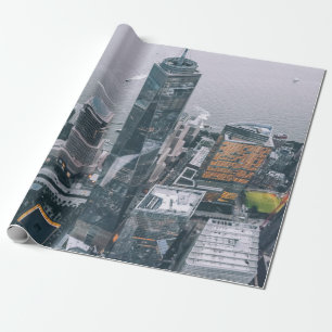PERSON LIEGT AUF GEBÄUDE GESCHENKPAPIER