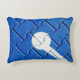 Person mit auf lila Bürgersteig markierter Radket Dekokissen