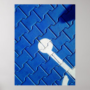 Person mit auf lila Bürgersteig markierter Radkett Poster