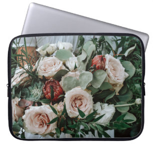 PERSON MIT EINEM STRAUSS AUS ROSA UND ROTEN BLUMEN LAPTOPSCHUTZHÜLLE