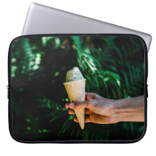 Person mit Eis Laptopschutzhülle