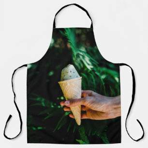 Person mit Eis Schürze