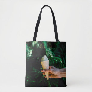 Person mit Eis Tasche