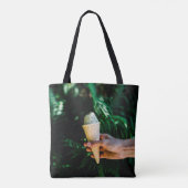 Person mit Eis Tasche (Rückseite)