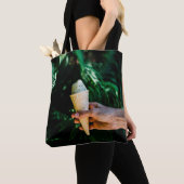 Person mit Eis Tasche (Von Nahem)