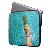 Person mit gelbem Ananas Laptopschutzhülle (Vorderseite Links)