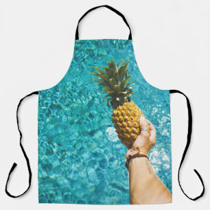 Person mit gelbem Ananas Schürze