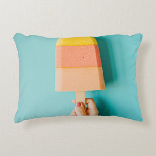 Person mit gelbem und braunem Eis Dekokissen