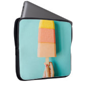 Person mit gelbem und braunem Eis Laptopschutzhülle (Vorne Rechts)