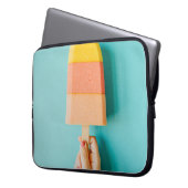 Person mit gelbem und braunem Eis Laptopschutzhülle (Vorderseite Links)