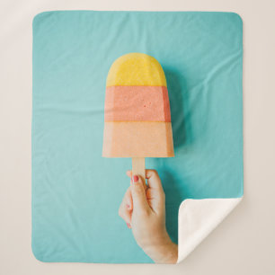 Person mit gelbem und braunem Eis Sherpadecke