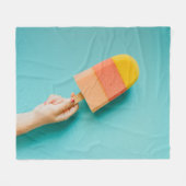 Person mit gelbem und rosa Popsiv Fleecedecke (Vorderseite (Horizontal))