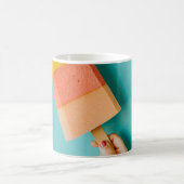 Person mit gelbem und rosa Popsiv Kaffeetasse (Mittel)