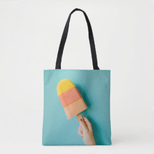 Person mit gelbem und rosa Popsiv Tasche