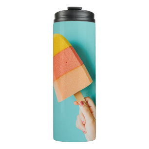 Person mit gelbem und rosa Popsiv Thermosbecher