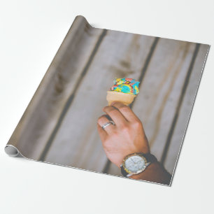 Person mit mehrfarbigem Eis Geschenkpapier