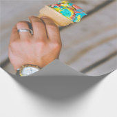 Person mit mehrfarbigem Eis Geschenkpapier (Ecke)