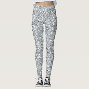 Person mit schwarzen und weißen gemusterten Leggin Leggings