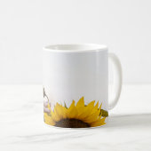 Person mit Sonnenblume Kaffeetasse (VorderseiteRechts)