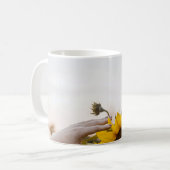Person mit Sonnenblume Kaffeetasse (Vorderseite Links)