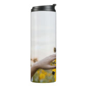 Person mit Sonnenblume Thermosbecher (Nach links gedreht)