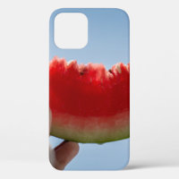 Person mit Wassermelone in Scheiben