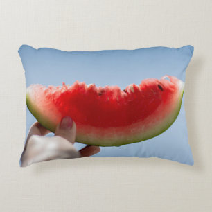 Person mit Wassermelone in Scheiben Dekokissen