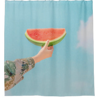 Person mit Wassermelone in Scheiben Duschvorhang