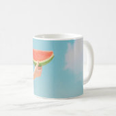 Person mit Wassermelone in Scheiben Kaffeetasse (VorderseiteRechts)