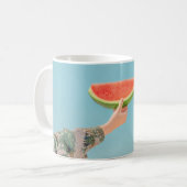 Person mit Wassermelone in Scheiben Kaffeetasse (Vorderseite Links)