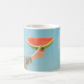 Person mit Wassermelone in Scheiben Kaffeetasse (Mittel)
