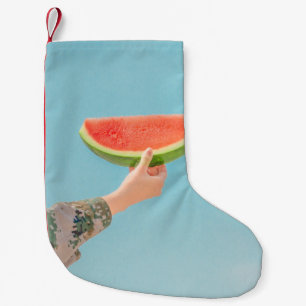 Person mit Wassermelone in Scheiben Kleiner Weihnachtsstrumpf