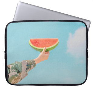 Person mit Wassermelone in Scheiben Laptopschutzhülle