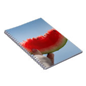 Person mit Wassermelone in Scheiben Notizblock (Rechte Seite)