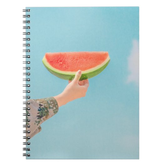 Person mit Wassermelone in Scheiben Notizblock (Vorderseite)