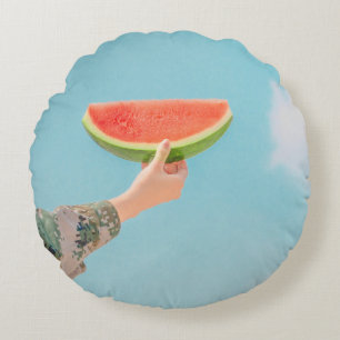 Person mit Wassermelone in Scheiben Rundes Kissen