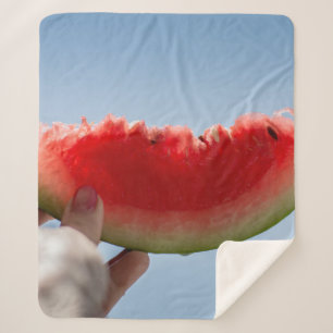 Person mit Wassermelone in Scheiben Sherpadecke