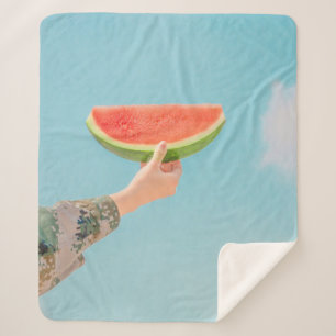 Person mit Wassermelone in Scheiben Sherpadecke