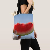 Person mit Wassermelone in Scheiben Tasche (Von Nahem)