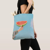 Person mit Wassermelone in Scheiben Tasche (Von Nahem)