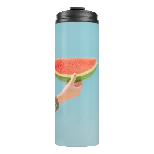 Person mit Wassermelone in Scheiben Thermosbecher (Vorderseite)