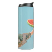Person mit Wassermelone in Scheiben Thermosbecher (Nach links gedreht)